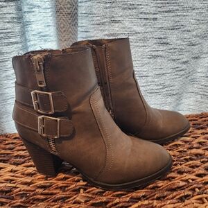 Heel booties, brown